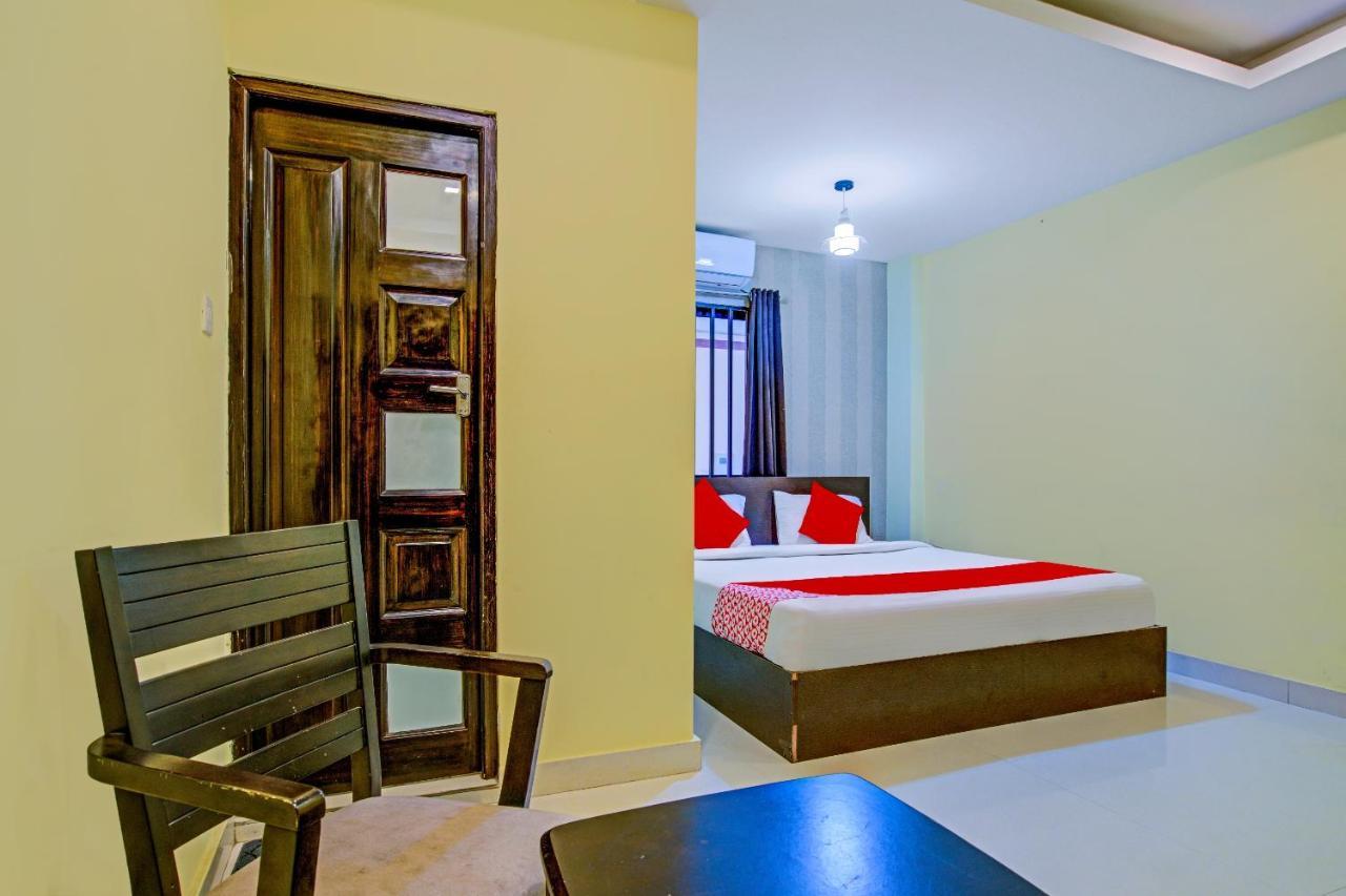 Oyo Flagship 77876 Amigo Suites Kochi Exterior photo