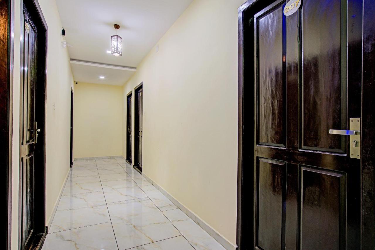 Oyo Flagship 77876 Amigo Suites Kochi Exterior photo